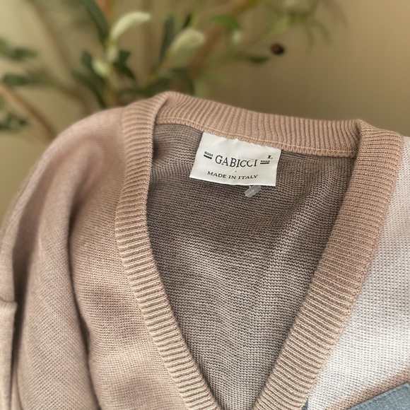 Gabicci V-Neck Sweater in Neutral Tones - Picture 4 of 5